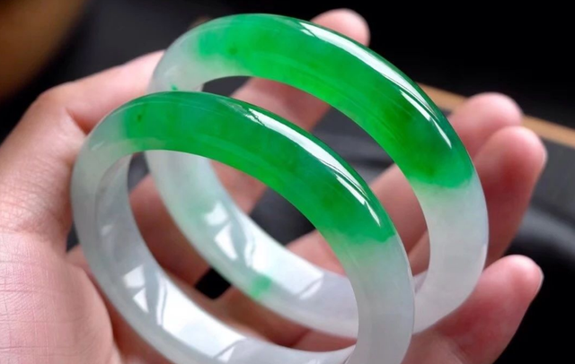 玩翡翠的公子哥,豪门公子翡翠知识-第2张图片-翡翠网 玩翡翠的公子哥,豪门公子翡翠知识-第2张图片-翡翠网