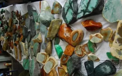 云南四会缅甸翡翠原石价格,四会的翡翠好还是缅甸的翡翠好-第1张图片-翡翠网 云南四会缅甸翡翠原石价格,四会的翡翠好还是缅甸的翡翠好-第1张图片-翡翠网