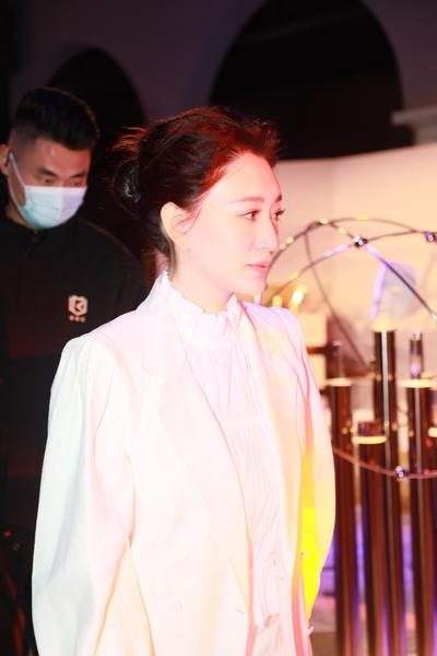 李小冉春晚翡翠知识的简单介绍-第2张图片-翡翠网 李小冉春晚翡翠知识的简单介绍-第2张图片-翡翠网