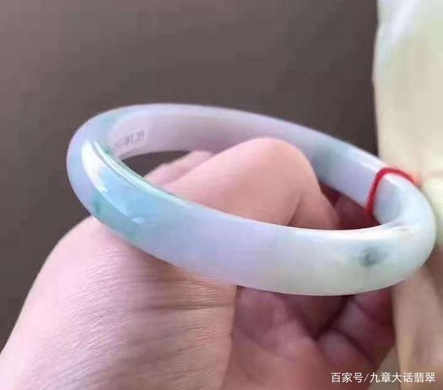 翡翠手镯老糯种是怎样的的简单介绍-第1张图片-翡翠网 翡翠手镯老糯种是怎样的的简单介绍-第1张图片-翡翠网