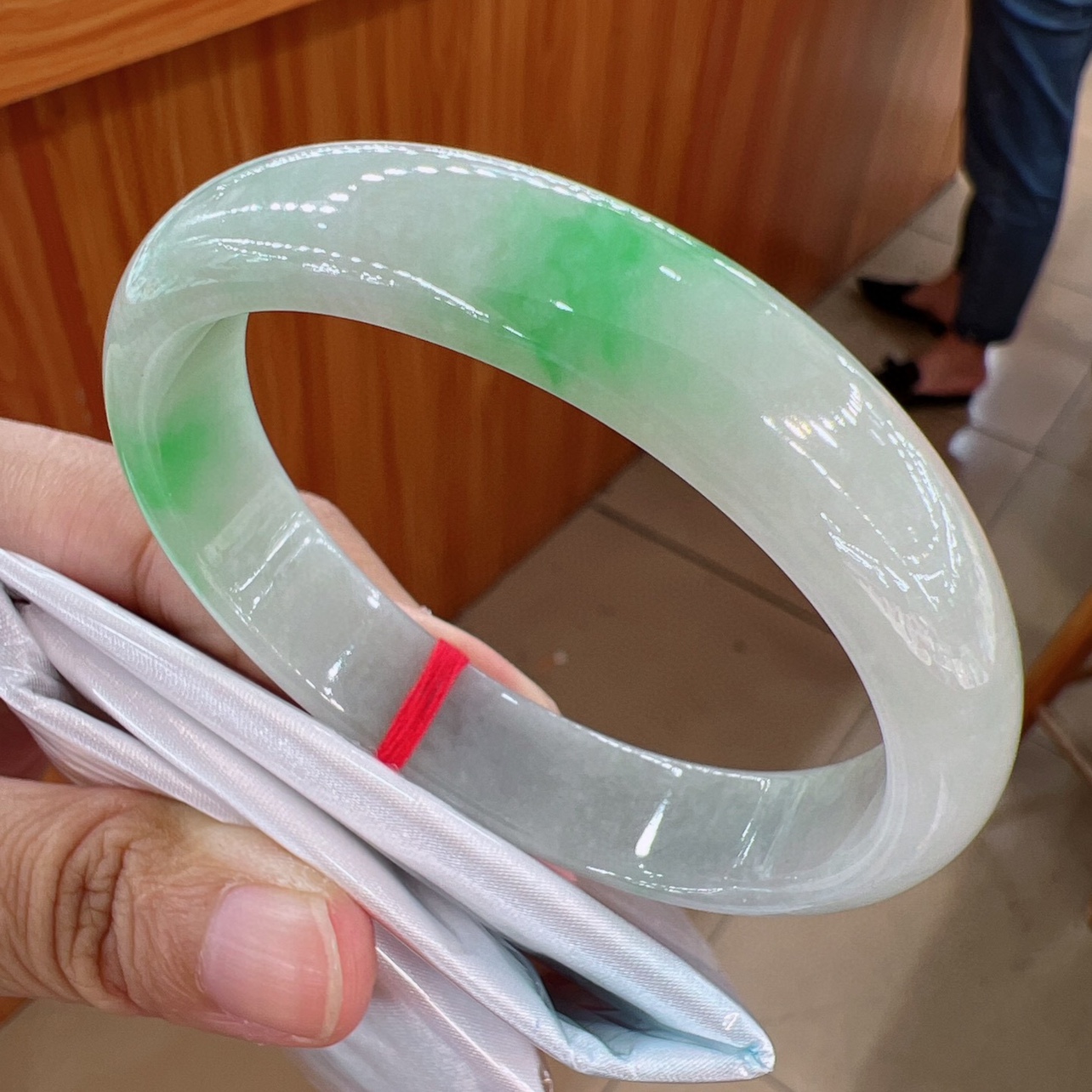 翡翠手镯老糯种是怎样的的简单介绍-第2张图片-翡翠网 翡翠手镯老糯种是怎样的的简单介绍-第2张图片-翡翠网