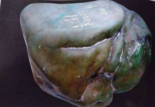 翡翠原石种类的鉴别和图解翡翠原石知识图片-第2张图片-翡翠网 翡翠原石种类的鉴别和图解翡翠原石知识图片-第2张图片-翡翠网