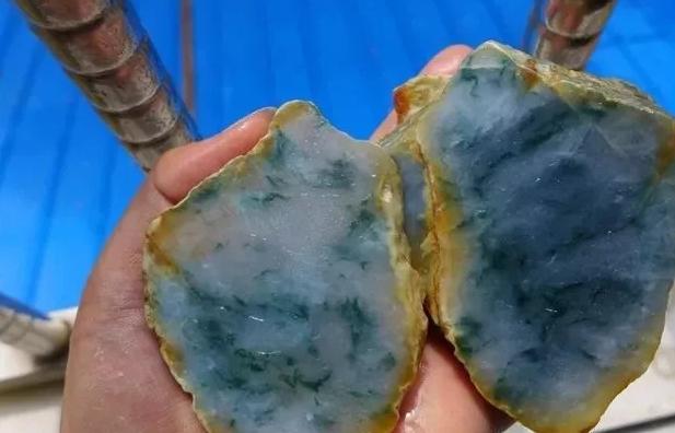 翡翠原石脱皮,翡翠原石脱皮有凹凸坑图片-第1张图片-翡翠网