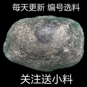 翡翠原石开窗好还是不开窗好,开窗翡翠原石色料分辨-第2张图片-翡翠网 翡翠原石开窗好还是不开窗好,开窗翡翠原石色料分辨-第2张图片-翡翠网