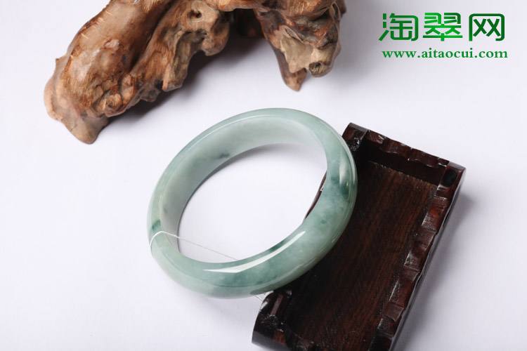 什么是兰花翡翠手镯兰花翠手镯是什么级别的-第1张图片-翡翠网