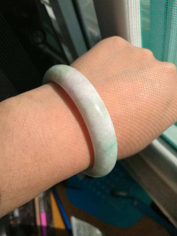 翡翠手镯越看越像石子怎么办,翡翠手镯越看越像石子-第2张图片-翡翠网 翡翠手镯越看越像石子怎么办,翡翠手镯越看越像石子-第2张图片-翡翠网