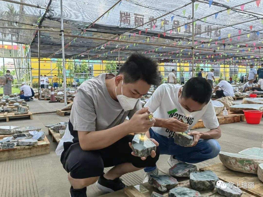 瑞丽翡翠原石招主播瑞丽原石主播招聘-第1张图片-翡翠网 瑞丽翡翠原石招主播瑞丽原石主播招聘-第1张图片-翡翠网