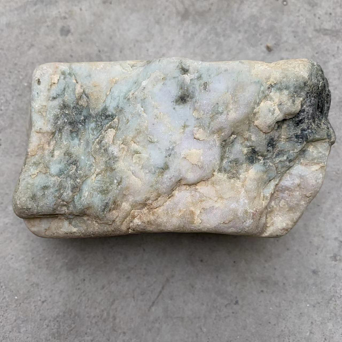 莫莫翡翠原石特点,多莫翡翠原石-第1张图片-翡翠网 莫莫翡翠原石特点,多莫翡翠原石-第1张图片-翡翠网