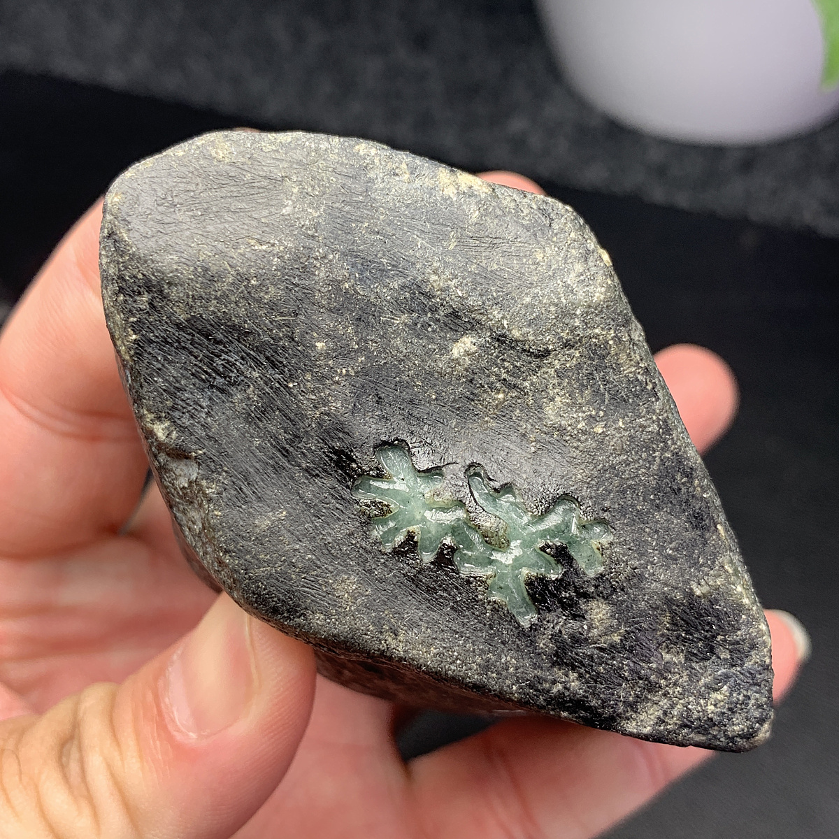 莫莫翡翠原石特点,多莫翡翠原石-第2张图片-翡翠网 莫莫翡翠原石特点,多莫翡翠原石-第2张图片-翡翠网