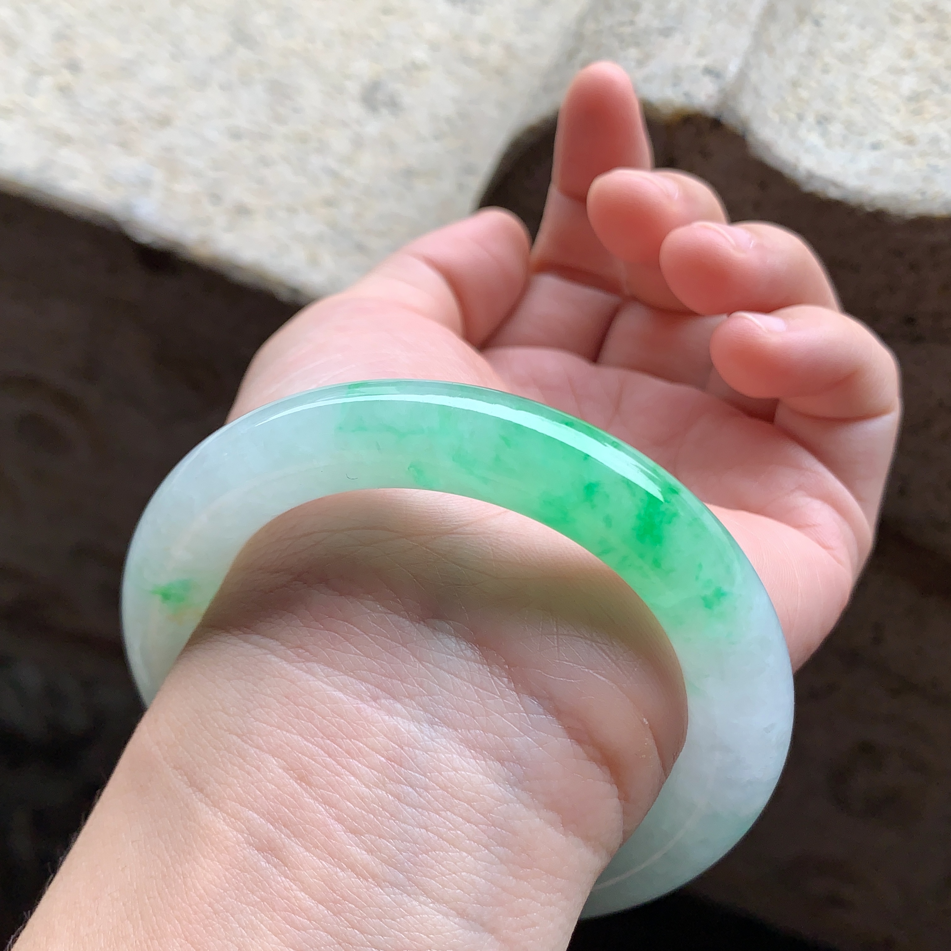 翡翠阳绿和辣绿翡翠辣绿知识-第2张图片-翡翠网 翡翠阳绿和辣绿翡翠辣绿知识-第2张图片-翡翠网