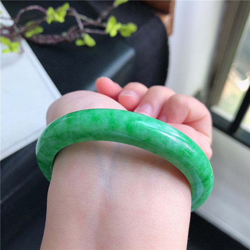 满色翡翠手镯鉴定方法满色翡翠手镯鉴定方法图解-第1张图片-翡翠网 满色翡翠手镯鉴定方法满色翡翠手镯鉴定方法图解-第1张图片-翡翠网