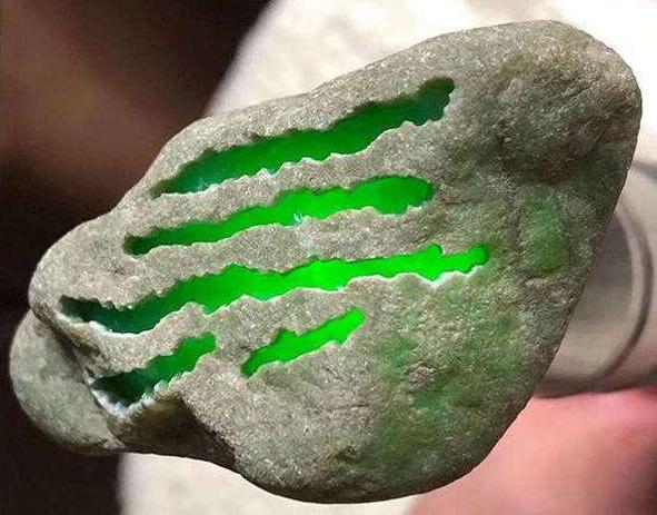 翡翠原石种类的鉴别和图解翡翠原石是什么种类-第2张图片-翡翠网 翡翠原石种类的鉴别和图解翡翠原石是什么种类-第2张图片-翡翠网