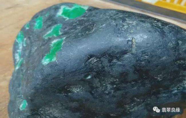 帝王绿翡翠原石特征,帝王绿翡翠原石什么样-第1张图片-翡翠网 帝王绿翡翠原石特征,帝王绿翡翠原石什么样-第1张图片-翡翠网