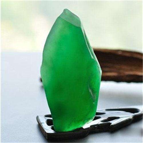 帝王绿翡翠原石特征,帝王绿翡翠原石什么样-第2张图片-翡翠网 帝王绿翡翠原石特征,帝王绿翡翠原石什么样-第2张图片-翡翠网