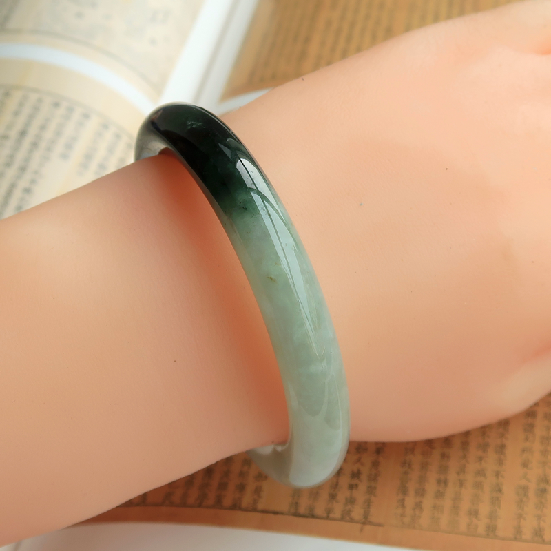 翡翠手镯小了一点玉镯带大一点还是小一点-第1张图片-翡翠网 翡翠手镯小了一点玉镯带大一点还是小一点-第1张图片-翡翠网