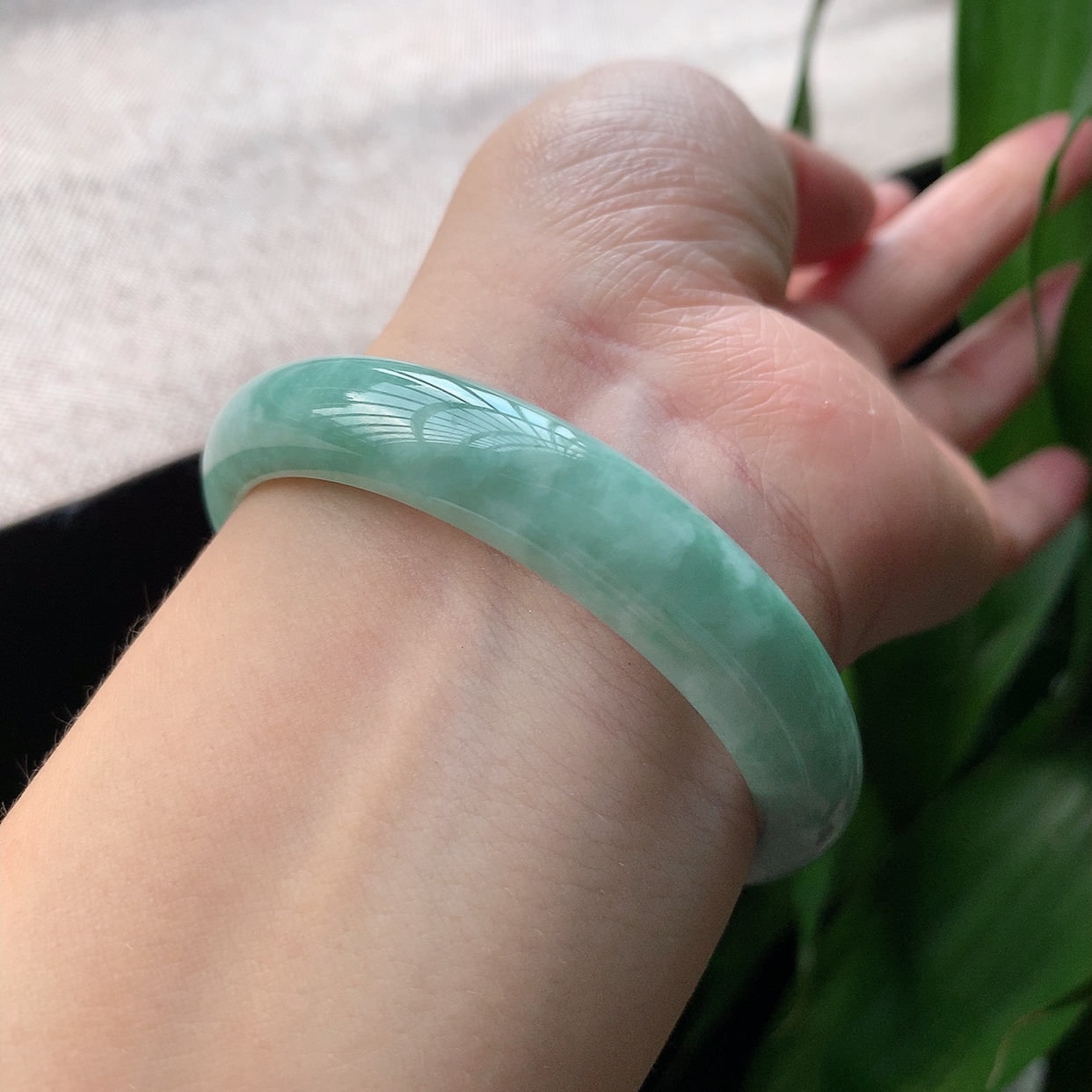 翡翠手镯小了一点玉镯带大一点还是小一点-第2张图片-翡翠网 翡翠手镯小了一点玉镯带大一点还是小一点-第2张图片-翡翠网