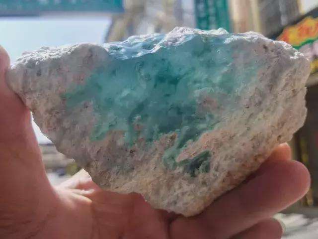 翡翠原石玻璃种自然光翡翠原石玻璃种-第2张图片-翡翠网