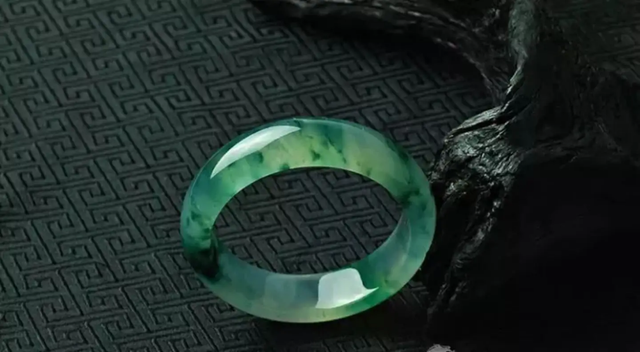 翡翠手镯佩戴可以经常替换吗,翡翠手镯佩戴可以经常替换吗图片-第2张图片-翡翠网 翡翠手镯佩戴可以经常替换吗,翡翠手镯佩戴可以经常替换吗图片-第2张图片-翡翠网