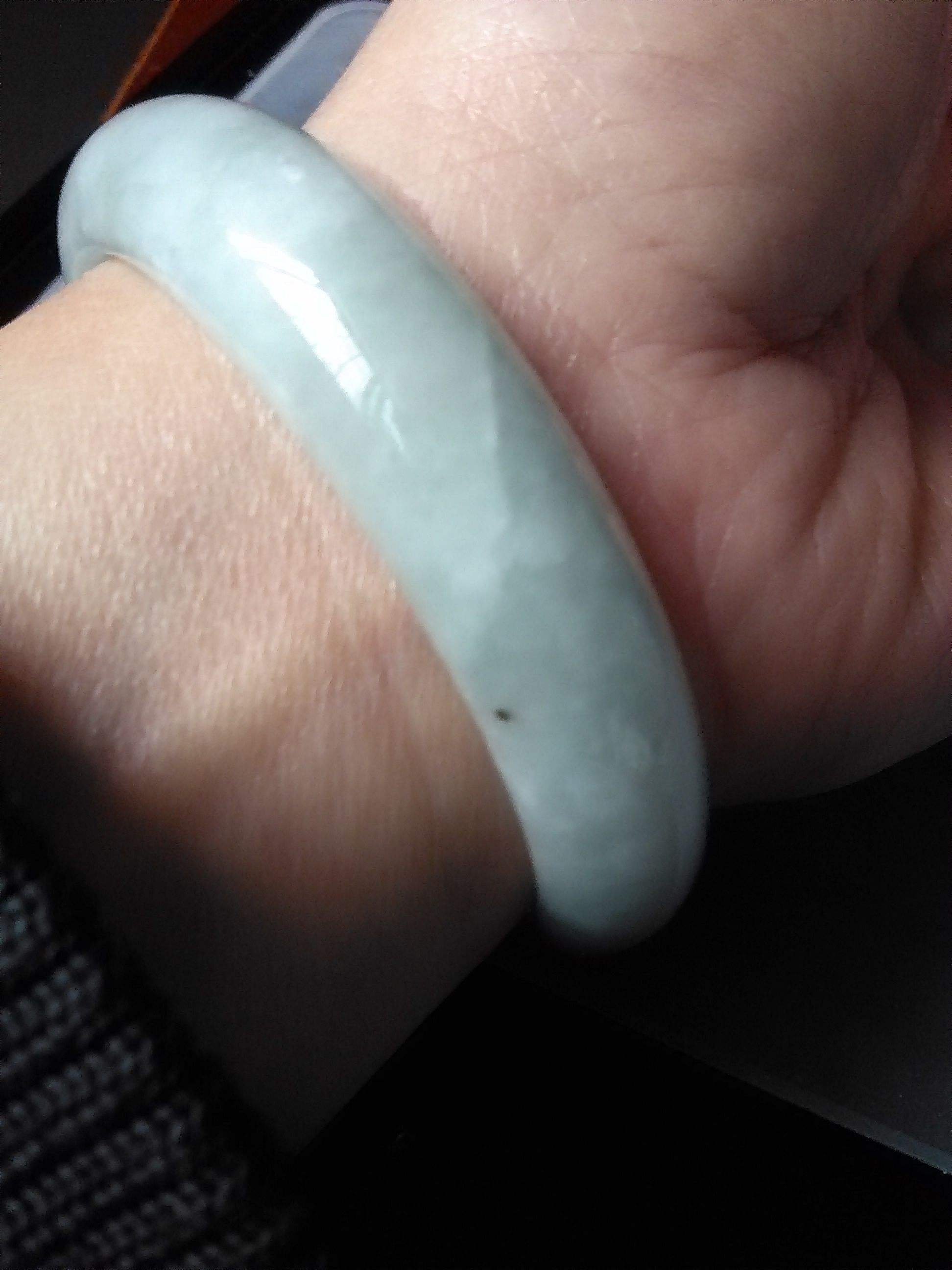 玉镯有很多石纹的照片,翡翠手镯有石纹照片-第1张图片-翡翠网 玉镯有很多石纹的照片,翡翠手镯有石纹照片-第1张图片-翡翠网