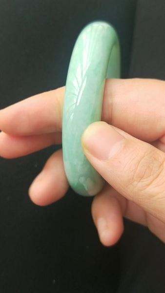 玉镯有很多石纹的照片,翡翠手镯有石纹照片-第2张图片-翡翠网 玉镯有很多石纹的照片,翡翠手镯有石纹照片-第2张图片-翡翠网