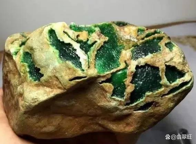 木纳皮壳翡翠原石,木纳皮壳翡翠原石值钱吗-第2张图片-翡翠网 木纳皮壳翡翠原石,木纳皮壳翡翠原石值钱吗-第2张图片-翡翠网