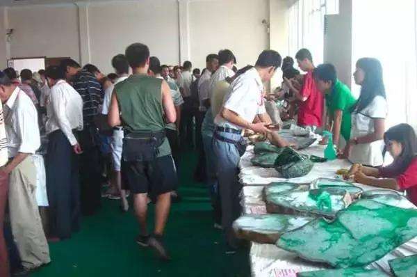 瑞丽翡翠专业知识培训瑞丽翡翠专业知识培训班-第2张图片-翡翠网 瑞丽翡翠专业知识培训瑞丽翡翠专业知识培训班-第2张图片-翡翠网