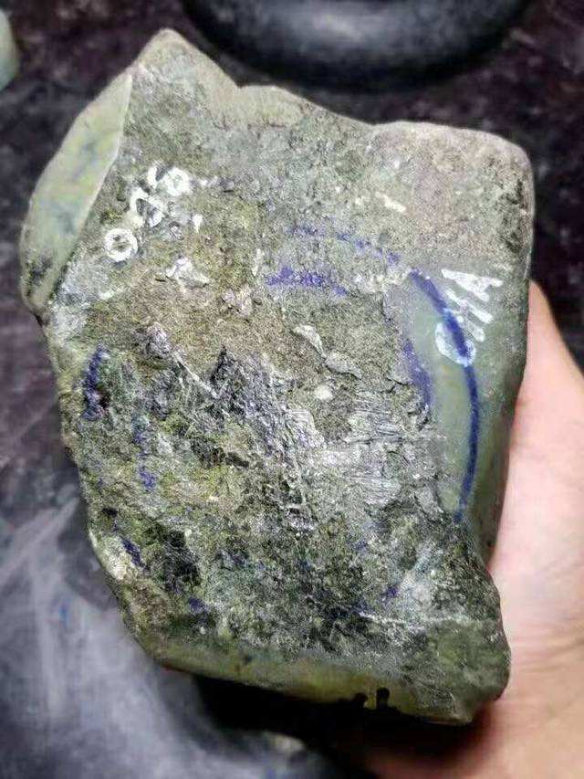 南齐翡翠原石是什么颜色南齐翡翠原石是什么颜色的-第2张图片-翡翠网