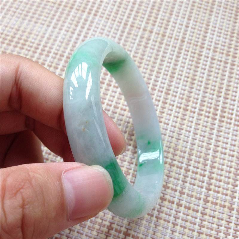 翡翠手镯有白棉怎么办翡翠镯子里有白色棉絮是什么原因-第1张图片-翡翠网 翡翠手镯有白棉怎么办翡翠镯子里有白色棉絮是什么原因-第1张图片-翡翠网