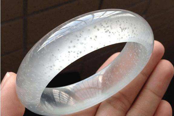 翡翠手镯有白棉怎么办翡翠镯子里有白色棉絮是什么原因-第2张图片-翡翠网 翡翠手镯有白棉怎么办翡翠镯子里有白色棉絮是什么原因-第2张图片-翡翠网