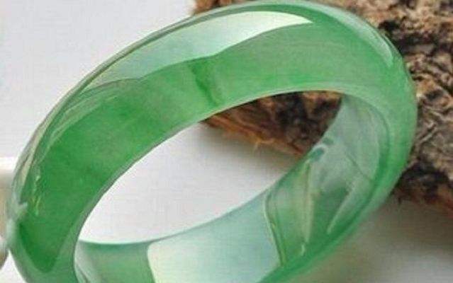 翡翠的鉴别知识视频,介绍翡翠知识视频-第1张图片-翡翠网 翡翠的鉴别知识视频,介绍翡翠知识视频-第1张图片-翡翠网