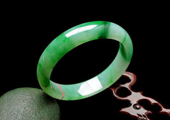 翡翠手镯可以用肥皂煮水吗,翡翠手镯可以用热水和肥皂水清洗-第1张图片-翡翠网 翡翠手镯可以用肥皂煮水吗,翡翠手镯可以用热水和肥皂水清洗-第1张图片-翡翠网