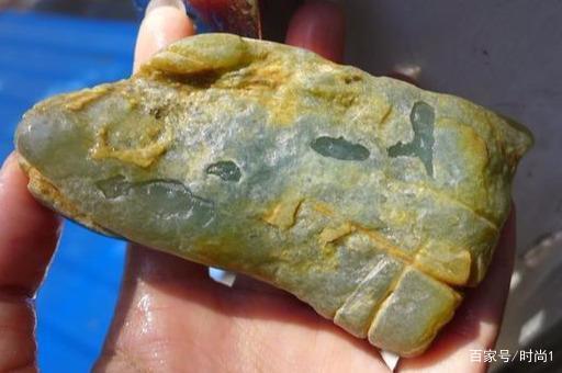 翻砂料翡翠原石特征,翡翠金砂原矿是什么泥料-第2张图片-翡翠网 翻砂料翡翠原石特征,翡翠金砂原矿是什么泥料-第2张图片-翡翠网