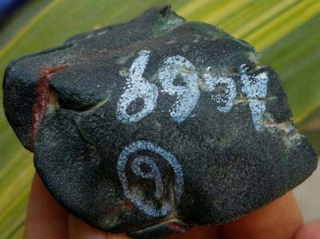 鉴定翡翠原石最简单方法,鉴定翡翠原石最简单方法是什么-第1张图片-翡翠网 鉴定翡翠原石最简单方法,鉴定翡翠原石最简单方法是什么-第1张图片-翡翠网