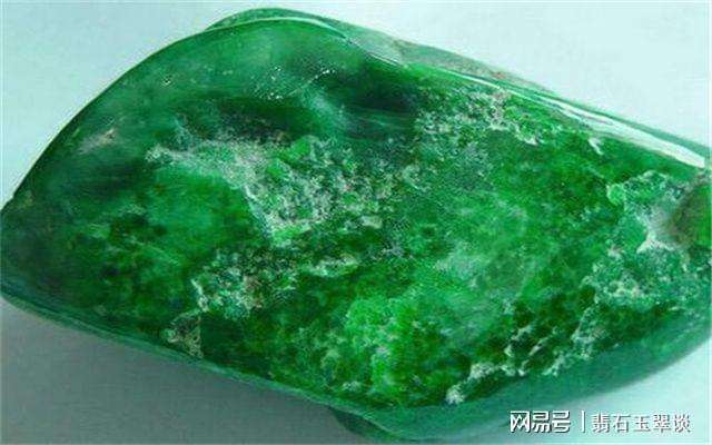 鉴定翡翠原石最简单方法,鉴定翡翠原石最简单方法是什么-第2张图片-翡翠网 鉴定翡翠原石最简单方法,鉴定翡翠原石最简单方法是什么-第2张图片-翡翠网