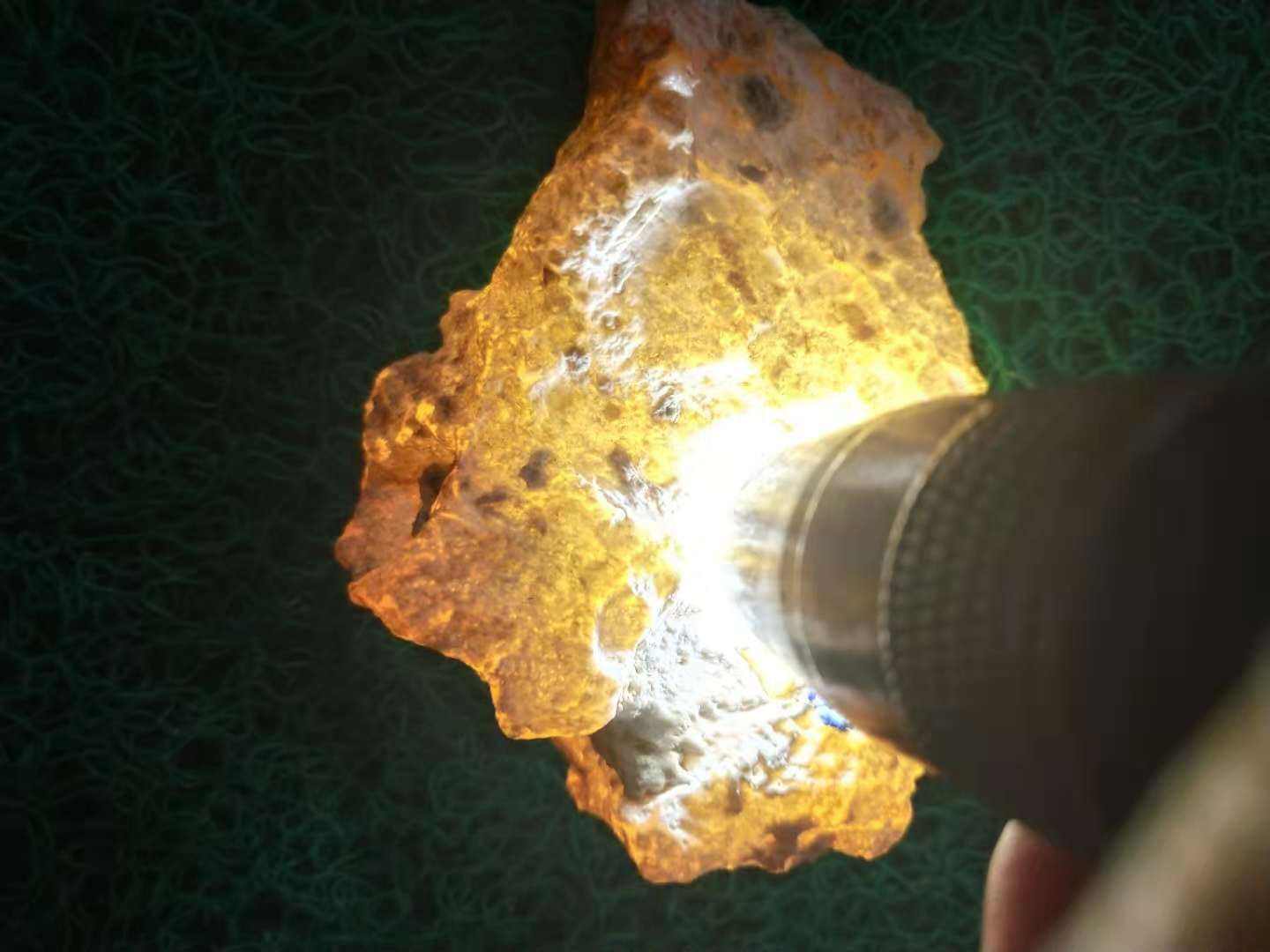 翡翠专用手电和普通手电有区别吗穿透力最强的翡翠原石手电-第1张图片-翡翠网 翡翠专用手电和普通手电有区别吗穿透力最强的翡翠原石手电-第1张图片-翡翠网