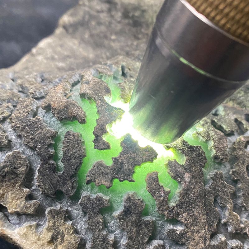 翡翠原石开窗有底色,翡翠原石开窗图案图片-第1张图片-翡翠网 翡翠原石开窗有底色,翡翠原石开窗图案图片-第1张图片-翡翠网