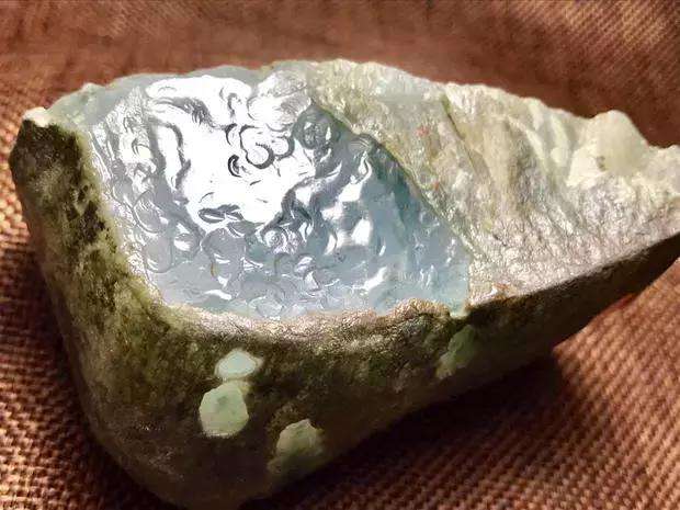 翡翠原石种类的鉴别和图解,翡翠原石小知识大全-第1张图片-翡翠网 翡翠原石种类的鉴别和图解,翡翠原石小知识大全-第1张图片-翡翠网