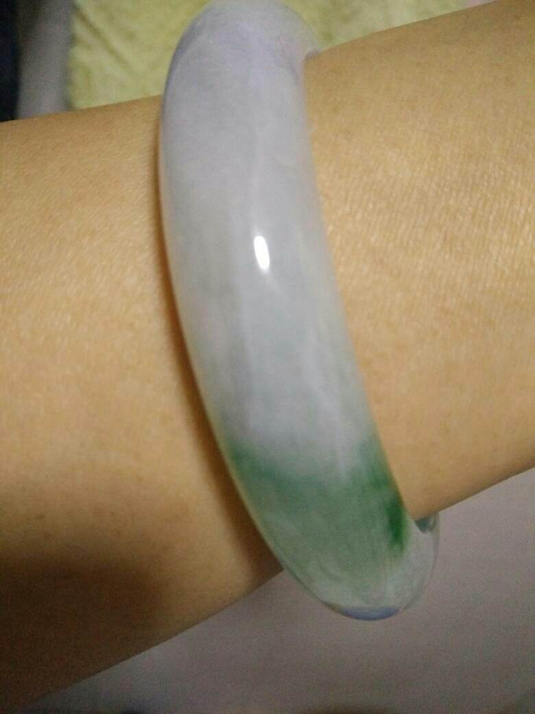 翡翠手镯中有纹路特多多,翡翠手镯纹路多是什么情况-第1张图片-翡翠网 翡翠手镯中有纹路特多多,翡翠手镯纹路多是什么情况-第1张图片-翡翠网