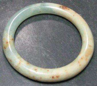 翡翠手镯中有纹路特多多,翡翠手镯纹路多是什么情况-第2张图片-翡翠网 翡翠手镯中有纹路特多多,翡翠手镯纹路多是什么情况-第2张图片-翡翠网