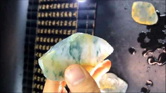 翡翠原石夜市摆摊地摊卖翡翠赚钱吗?-第2张图片-翡翠网 翡翠原石夜市摆摊地摊卖翡翠赚钱吗?-第2张图片-翡翠网