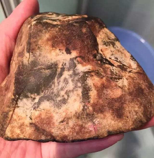 翡翠原石切开后全是裂有用吗,翡翠原石切开后全是裂-第2张图片-翡翠网 翡翠原石切开后全是裂有用吗,翡翠原石切开后全是裂-第2张图片-翡翠网