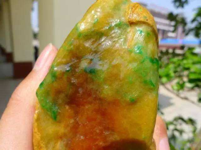 黄翡翠原石真品图片,黄翡原石到底值多少钱-第1张图片-翡翠网 黄翡翠原石真品图片,黄翡原石到底值多少钱-第1张图片-翡翠网