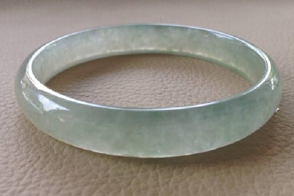 翡翠手镯上有摩擦痕迹是什么原因,翡翠手镯上有摩擦痕迹是什么原因造成的-第2张图片-翡翠网