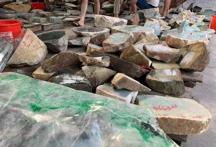 翡翠原石公盘600亿,6500万翡翠原石开了10亿-第2张图片-翡翠网 翡翠原石公盘600亿,6500万翡翠原石开了10亿-第2张图片-翡翠网