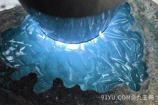 翡翠原石有裂纹,翡翠原石绺裂-第2张图片-翡翠网 翡翠原石有裂纹,翡翠原石绺裂-第2张图片-翡翠网