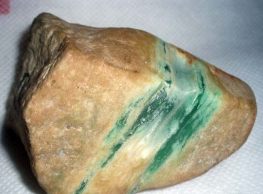 翡翠原石白蟒说明什么,翡翠原石有白蟒图片-第2张图片-翡翠网 翡翠原石白蟒说明什么,翡翠原石有白蟒图片-第2张图片-翡翠网