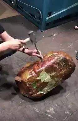 网红翡翠原石30秒会卡翡翠原石的特点视频-第1张图片-翡翠网 网红翡翠原石30秒会卡翡翠原石的特点视频-第1张图片-翡翠网