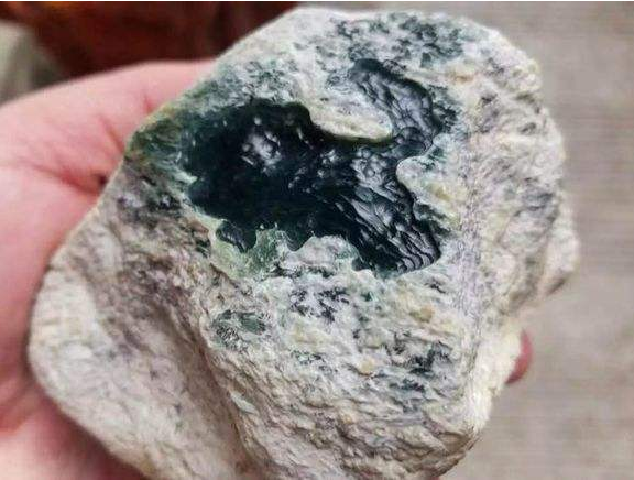 木那场口翡翠原石的特点翡翠原石木那敞口知识-第1张图片-翡翠网 木那场口翡翠原石的特点翡翠原石木那敞口知识-第1张图片-翡翠网