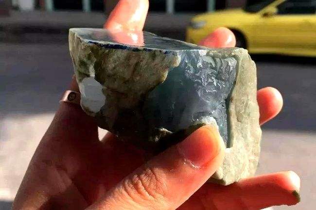 翡翠原石讲解新手怎么买,买了翡翠原石就请你一定要知道-第1张图片-翡翠网 翡翠原石讲解新手怎么买,买了翡翠原石就请你一定要知道-第1张图片-翡翠网