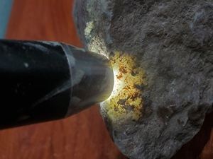 翡翠原石全身有松花有机会开出绿吗?,满身绿松花的翡翠原石-第2张图片-翡翠网